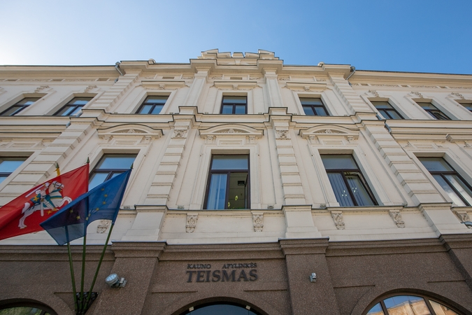Naktinė teismo prieigų apgultis: neadekvačiai besielgusį Karlsoną išsivežė medikai