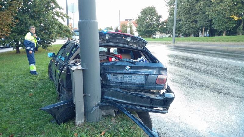 Netoli Kauno klinikų – BMW skrydis į stulpą
