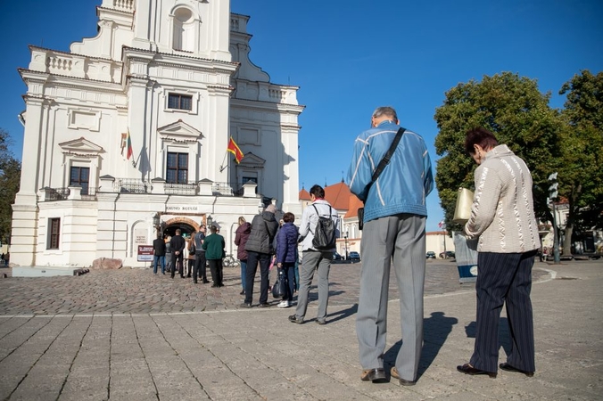 Kaune prie balsadėžių nusidriekė ilga rinkėjų eilė 