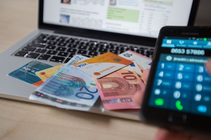 Patikli panevėžietė sukčiams atidavė tūkstančius eurų