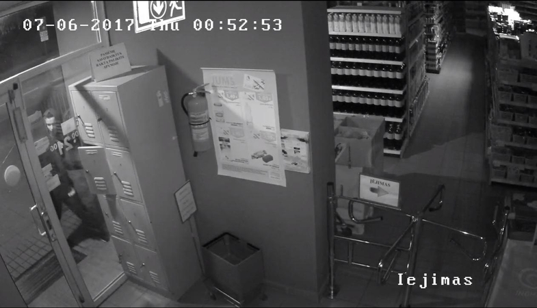 Jaunuoliai linksminosi daužydami parduotuvės durų stiklą (padėkite surasti)