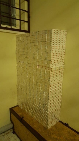 Išmetę 3 tūkst. pakelių cigarečių kontrabandininkai pasislėpė miške