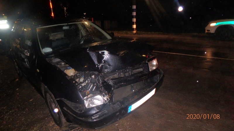 Girtas vairuotojas savo „Volkswagen“ sukūlė rėžęsis į geležinkelio pervažos atitvarus