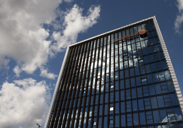 Estijos institucijos tikrins informaciją apie galimą pinigų plovimą per „Swedbank“