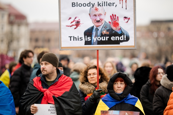 Sostinėje minimos antrosios Rusijos karo Ukrainoje metinės: vyksta mitingas, eitynės