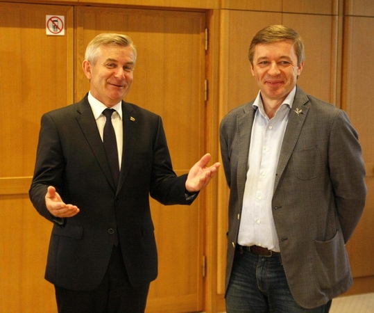 Viktoras Pranckietis (kairėje) ir Ramūnas Karbauskis (dešinėje)