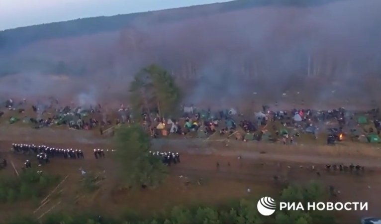 Po nepavykusių bandymų prasiveržti tūkstančiai migrantų pasienyje stato palapines, kūrena laužus