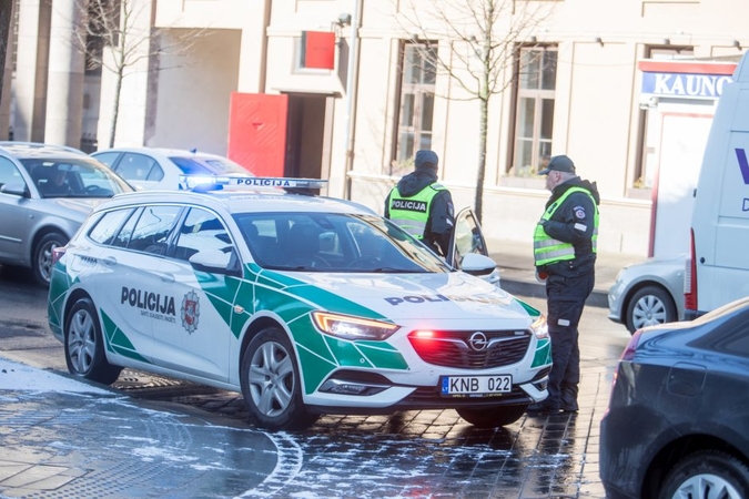 Garliavoje girtas paspirtukininkas taranavo policijos automobilį