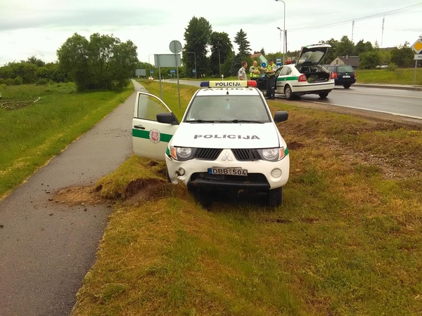Į iškvietimą skubėję policininkai nulėkė nuo kelio