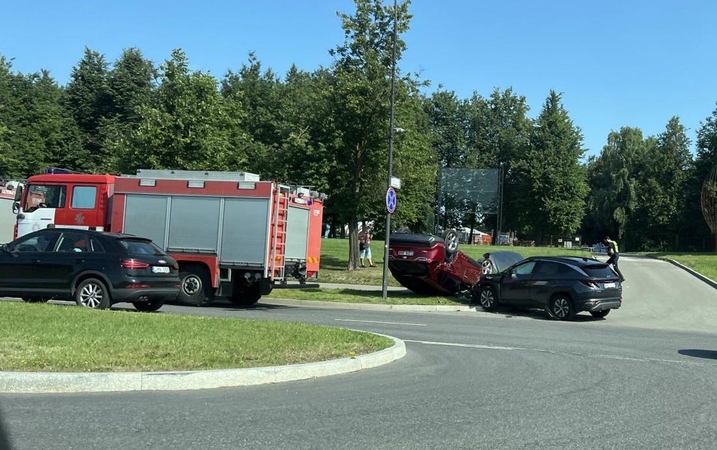 Avarija Taikos prospekte: po smūgio viena mašina apvirto ant stogo, nukentėjo vairuotojas