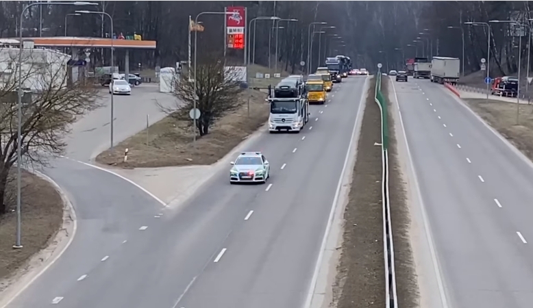 Policija dalijasi vaizdais, kaip palydi Ukrainai surinktos paramos konvojų: lai parama nenutrūksta!
