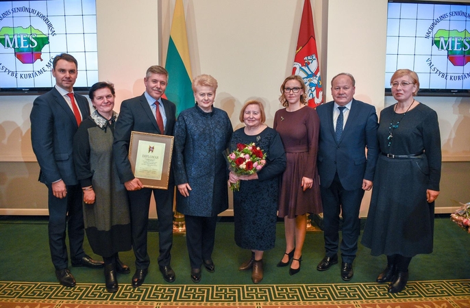 Dėmesys: D.Grybauskaitė pasveikino garbingą apdovanojimą atsiėmusius pakaunės atstovus.