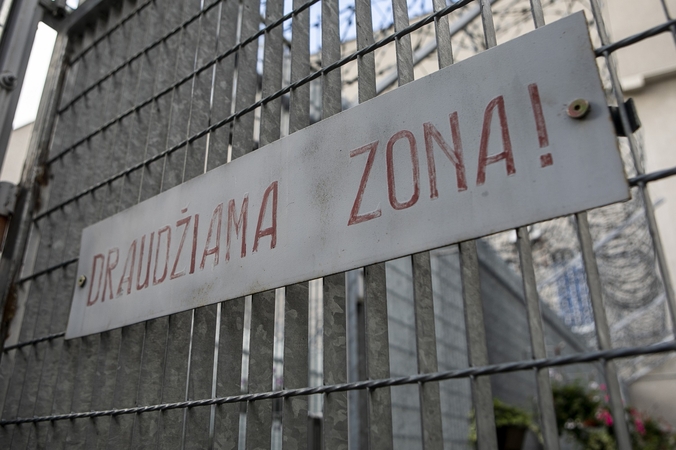 Du vyrus įklampino nuteistieji: į kalėjimą jiems siuntė narkotikais impregnuotą popierių
