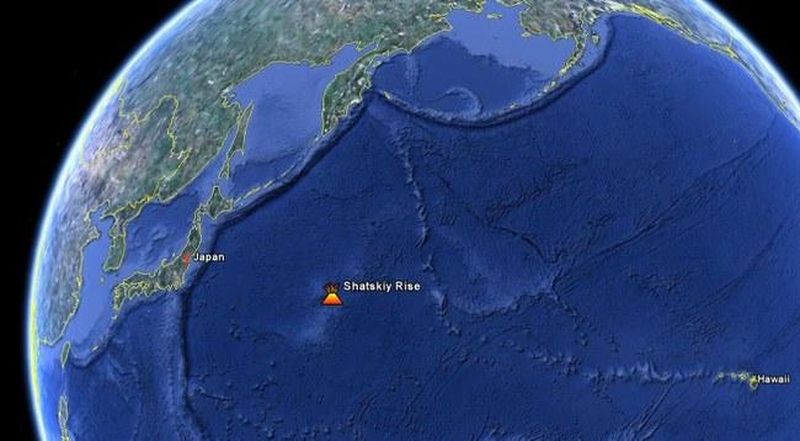 Tamu masyvas (Šackio pakiluma) yra už 1,5 tūkst. km į rytus nuo Japonijos