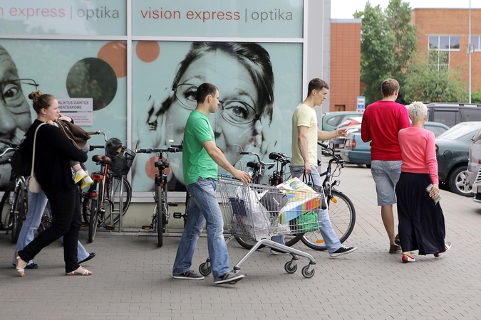 Dažniausiai žmonės prekybos centruose apvagiami išpardavimų dienomis