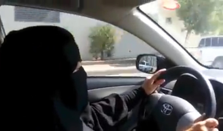 Saudo Arabijoje išdrįsusioms prie vairo sėsti moterims skirtos baudos