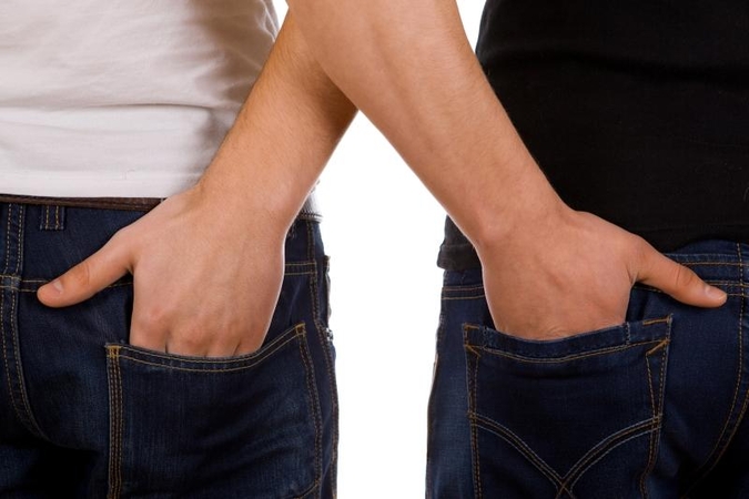 Homoseksualų porelė daugiabučio laiptinėje surengė orgiją 