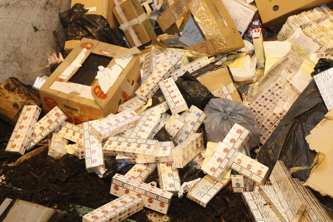 Kontrabandinės cigaretės sudegintos kartu su šiukšlėmis