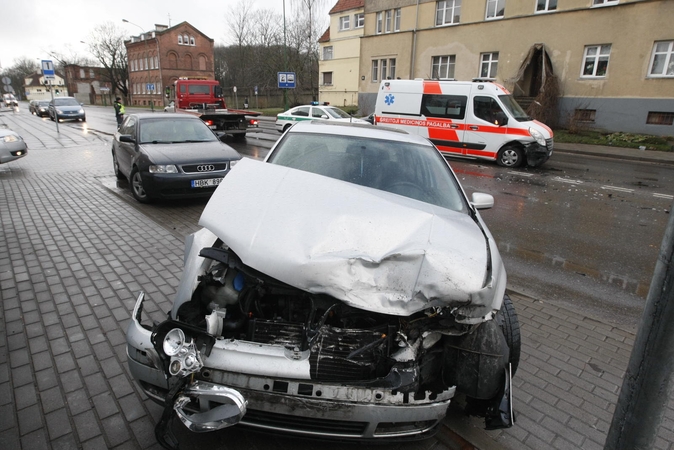 Klaipėdietis susidūrė su greitosios pagalbos automobiliu