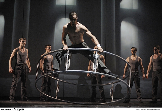 Sintezė: naujojoje „Cirque Éloize“ programoje „Cirkopolis“ derinami cirko, šokio ir teatro elementai . 