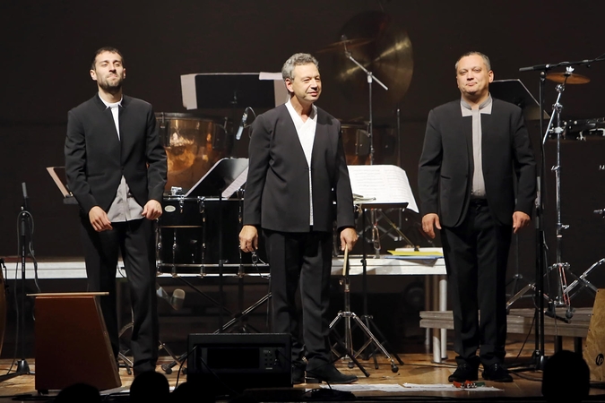 Dainuojanti perkusija: marimba, choras ir žiebtuvėliai