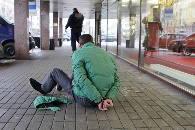 Jėga: surakintas ir pasodintas ant žemės chuliganas už necenzūrinius žodžius buvo baudžiamas dujomis.