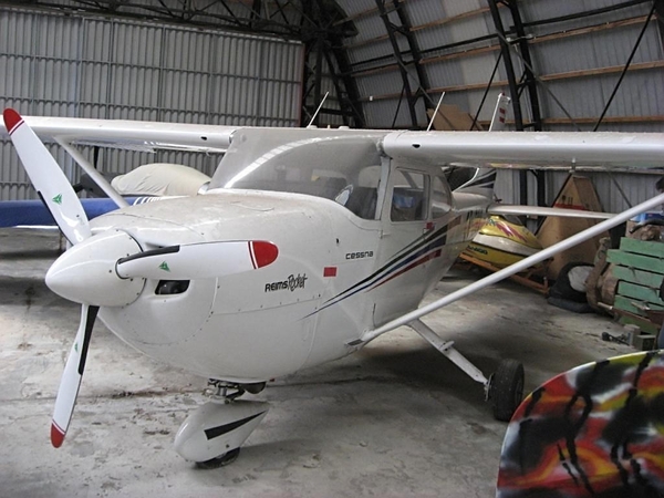 Aukcionas: Valstybinei mokesčių inspekcijai teko rūpestis parduoti konfiskuotą nedidelį lėktuvą "Cessna FR 172H".