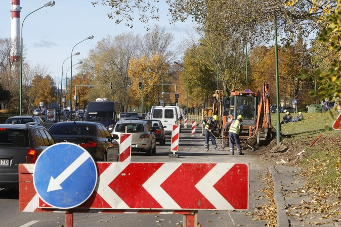 Mokyklos gatvėje – automobilių spūstys