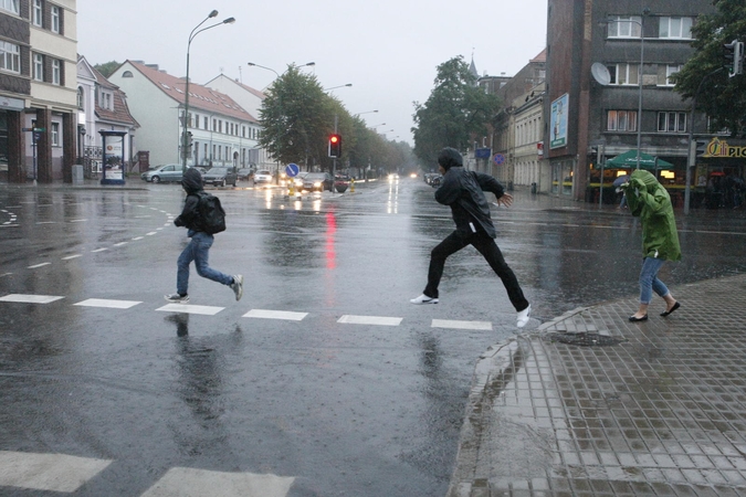 Apniukę: kol kas gerų gerų pajūryje laukti neverta. Nuo rytojaus Klaipėdos dangų apgaubs dideli lietaus debesys.