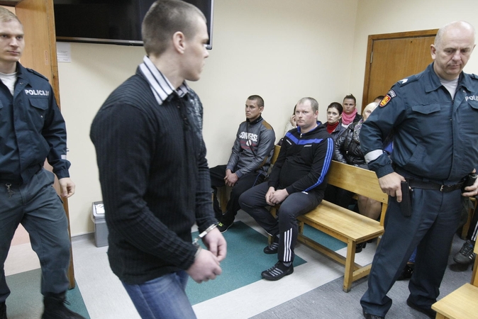 Pasekmės: P.Tautrimas (su antrankiais) ir jam padėti atkeršyti brolio (kairėje) skriaudikui pasišovęs I.Vidutis (ant suolo antras iš kairės) netikėtai tapo žmogžudžiais.