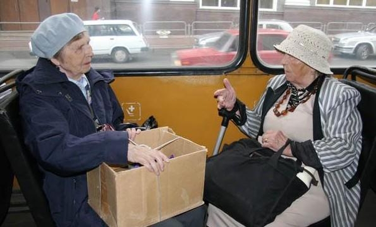 Permainos: pensininkams teks keisti įpročius – sėdimas vietas jie privalės užleisti jaunimui.