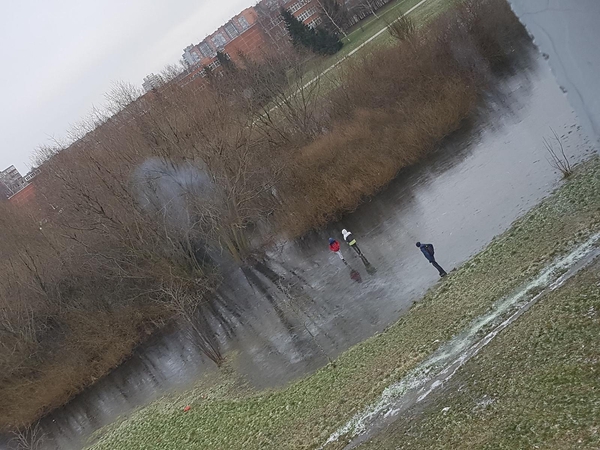 Pavojus: ant vandens telkinio, esančio prie I. Simonaitytės kalno, vaikai ne tik bando ledo storį, bet ir rūko.