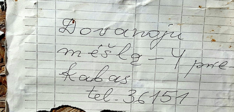 Skelbimas: ne kasdien galima pamatyti raštelį apie dovanojamą mėšlą.
