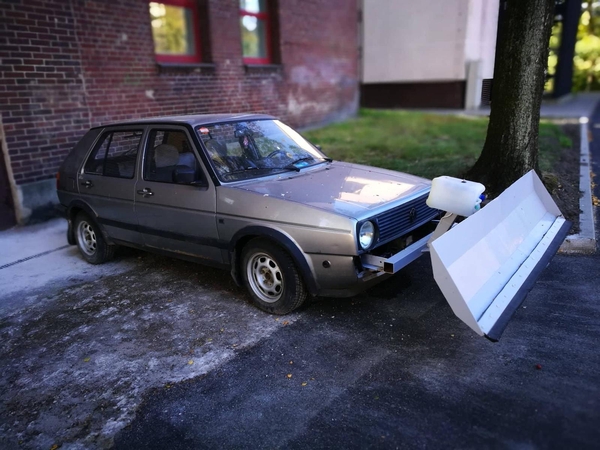 Buldozeris: keista transporto priemonė sulaukia smalsuolių dėmesio.