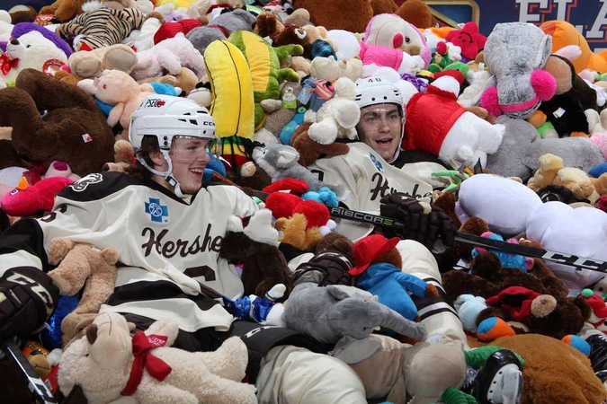 Gausa: "Hershey" žaidėjai tarp žiūrovų padovanotų žaislų.