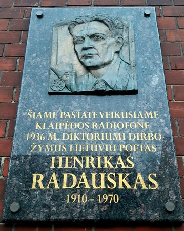 Atminimas: vos metus mūsų mieste gyvenęs H.Radauskas įamžintas ant Klaipėdos pašto sienos.