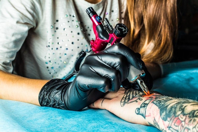 Nepatinka: medikai prašo vengti tatuiruočių, tačiau mažai kas jų klauso.