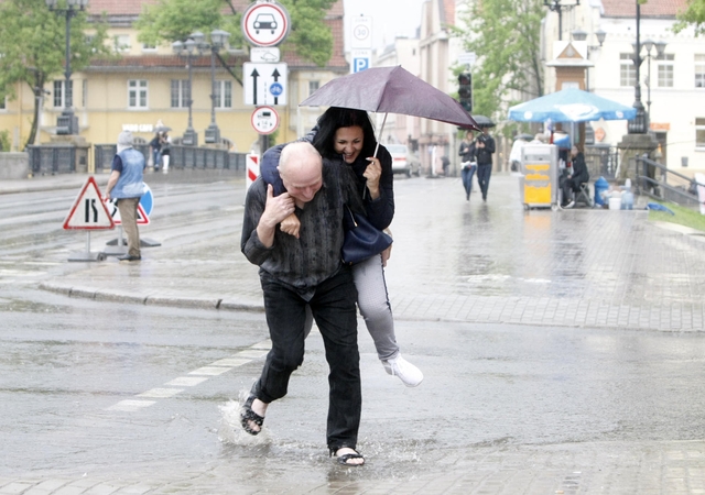 Tikimybė: savaitgalį gali prapliupti staigus lietus.