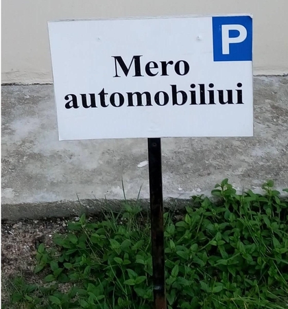Tvarka: lentelėje aiškiai parašyta, kieno mašina čia gali stovėti.