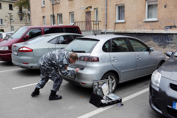 Pėdsakai: policijos tyrėjai prieš trejus metus dažnai tirdavo M.Mažvydo alėjos kieme apvogtas mašinas.