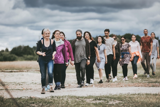 Energetika: pasak I.Paždagytės-Darinskienės (pirma kairėje), kuo daugiau žmonių prisijungia prie meditacinio ėjimo, tuo stipresnis jaučiamas energetinis užtaisas.
