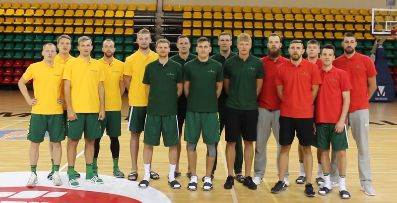 Rinktinės palydos – sausakimšoje arenoje su didžiausia vėliava