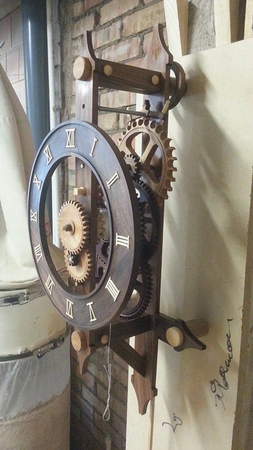Įspūdinga: sukurtas švytuoklinis laikrodis mediniu mechanizmu