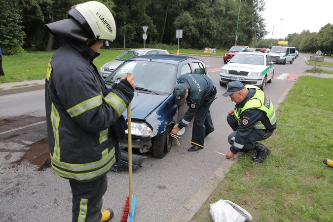Klaipėdoje avarijos metu sužalotas pagyvenęs vairuotojas ir keleivė