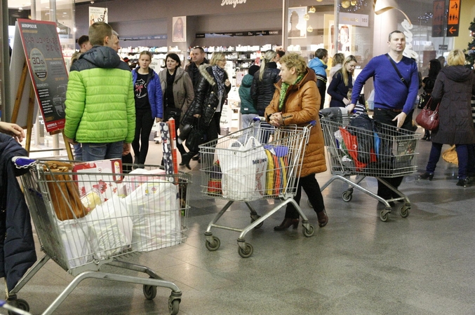 Klaipėdiečiai šlavė parduotuvių lentynas