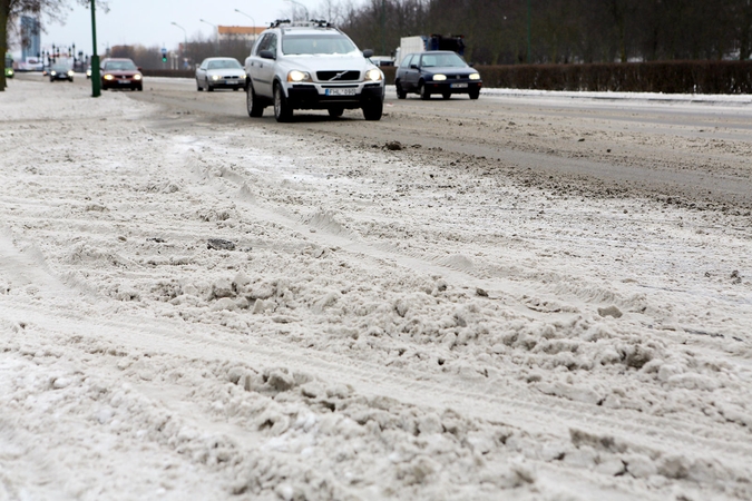 Kelininkai įspėja: Lietuvos keliuose – daug slidžių ruožų