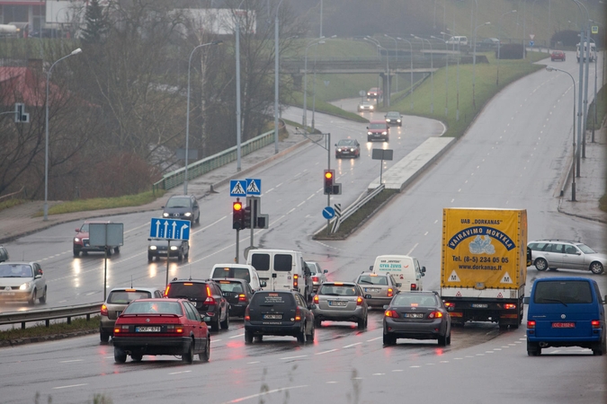 Lietuvoje registruotų automobilių sumažėjo maždaug trečdaliu