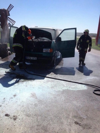Užsiliepsnojo į talką važiavusių aplinkosaugininkų automobilis