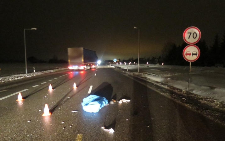 Vilkikas suvažinėjo per kelią bėgusį vyrą