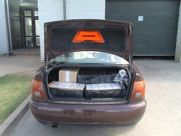 Automobilyje – pusketvirto tūkstančio pakelių kontrabandinių rūkalų